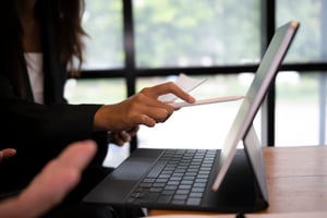 close-up-view-businesswoman-explaining-information-2024-11-29-13-48-48-utc